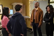 (v.l.n.r.) Amy Santiago (Melissa Fumero); Jake Peralta (Andy Samberg); Terry Jeffords (Terry Crews); Rosa Diaz (Stephanie Beatriz)