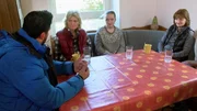 Inmitten von Aufräumarbeiten erlitt Heike einen Schlaganfall. Sie braucht nun dringend Hilfe. Ihre Tochter Michel bittet den Trödetrupp um Hilfe. Unterstützung bekommt sie nun von Sükrü und seinem Team. Zum Glück steht auch ihre Familie, Schwester Corinna und ihr Mann Achim unterstützend hinter ihr. v.l.: Sükrü, Heike, Tochter Michél, Schwester Corinna und Schwager Achim.