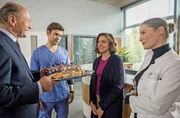 Wolfgang und Julia freuen sich für Rebecca, die für ein mehrwöchiges Forschungsseminar nach Sydney aufbrechen wird. Florian scheint irritiert. Kann er sich nicht für Rebecca freuen? (v.l.n.r. Horst Günter Marx, Lion Wasczyk, Milena Straube, Mirka Pigulla)