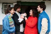 Muck Stadler (Musa Gülhan, 2.v.l.) und Benita Schickler (Hannah Gharib, l.) dürfen mit ihrem Baby vorübergehend auf dem Lorenzhof wohnen. Eva Lorenz (Eva Mattes, 2.v.r.) und Basti Pfeifer (Raban Bieling, r.) begrüßen die neue Erdenbürgerin.