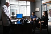 Von links: Dr. Aaron Glassman (Richard Schiff), Dr. Neil Melendez (Nicholas Gonzalez) und Dr. Audrey Lim (Christina Chang)  Die Verwendung des sendungsbezogenen Materials ist nur mit dem Hinweis und Verlinkung auf RTL+ gestattet.