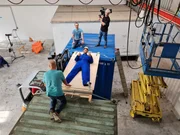 Eric klebt fest! "PUR+"-Moderator Eric Mayer macht ein waghalsiges Experiment, um zu testen, wie gut biobasierte Kleber haften! Kopfüber soll er an einem Brett festgeklebt in luftiger Höhe hängen. Wie lange wird er kleben bleiben?