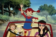 Tom, der Angeber, der die Villa Kunterbunt kaufen wollte, ist Hals über Kopf weggerannt. Pippi (2.v.re.) fährt mit Toms Freundin, Annika (2.v.li.) und Tommy (1.v.li.) hinterher, um ihn daran zu hindern sich zu verlaufen.