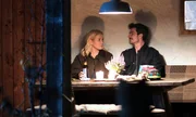 Rob Manzini (Seán McDonagh) bittet Lena Lorenz (Judith Hoersch), zu ihm zu ziehen.