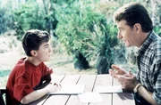 Hal (Bryan Cranston, re.) und Malcolm (Frankie Muniz) sprechen sich aus.