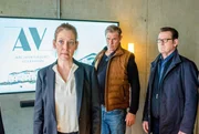 Katharina Volkmann (Stephanie Japp, l.) ist schockiert als Finn (Sven Martinek, M.) und Lars (Ingo Naujoks, r.) ihr von Tessas Tod berichten.