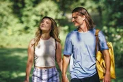 Frühling – Die verschwundenen Eltern Spaziergang zum See: Julia Willecke als Lilly Engel, Kristo Ferkic als Adrian Steinmann