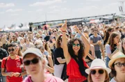 Begeistertes Publikum beim Tempelhof Sounds Festival in Berlin