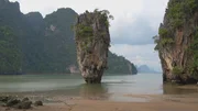 Die Felsnadel in der Bucht von Phang-Nga ist Schauplatz im James-Bond-Film Der Mann mit dem goldenen Colt.
