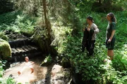 Hygiene muss auch bei Abenteurern sein. Jeremy geniesst ein Bad in der Wildnis. Rechts: Samuel und Deborah.