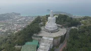Der Big Buddha: die 45 Meter hohe Statue ist eines der bekanntesten Wahrzeichen von Phuket.