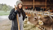 Frühling – Die verschwundenen Eltern Im Stalldienst: Simone Thomalla als Katja Baumann