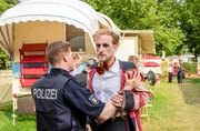 Clown Nils (Maik Rogge) ist völlig aufgelöst, als er von Maschas Tod erfährt, die sich erst vor kurzem von ihm getrennt hatte. Ein uniformierter Polizist hält ihn auf.