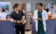 Dr. Conrad Hawkins (Matt Czuchry, l.); Dr. Devon Pravesh (Manish Dayal, r.)