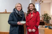 Moderator Pierre M. Krause (li.) freut sich über das Geschenk von Entertainer Riccardo Simonetti.