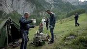 Das SOKO-Team um Kroisi (Ferry Öllinger, l.), Nina Pokorny (Julia Cencig, M.) und Lukas Roither (Jakob Seeböck, r.) ist bereits auf einige aussagekräftige Gegenstände gestoßen.