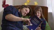 Agnes ist krank, Papa kümmert sich um sie.