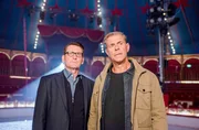 Ein neuer Fall für die Ermittler der Kripo Lübeck Lars Englen (Ingo Naujoks, l.) und Finn Kiesewetter (Sven Martinek, r.): Bei dem in Lübeck gastierenden Zirkus wird, kurz vor der letzten Vorstellung, eine Mitarbeiterin erschlagen.