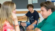Edvard (Levi Kazmaier, Mitte) beobachtet die Beziehung zwischen Constanze (Celina Gehringer) und Henk (Frederick Foltyn).