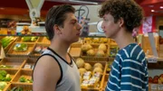 Henk (Frederick Foltyn) mobbt Edvard (Levi Kazmaier) im Supermarkt.