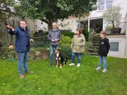 Familie Klatt mit Entlebucher Sennenhund Bruno und Trainer Marcel (l.).