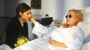 Bea (Sonia Farke, re.) erklärt Nina (Tine Worch), dass sie einen Gehirntumor hat, der auf den Sehnerv drückt und das sie deshalb nicht mehr sehen kann.