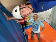 Eric klebt fest! "PUR+"-Moderator Eric Mayer macht ein waghalsiges Experiment, um zu testen, wie gut biobasierte Kleber haften. Kopfüber soll er an einem Brett festgeklebt werden und in luftiger Höhe hängen. Wie lange wird er kleben bleiben? Andreas Krypczyk, der Entwickler des Klebers, der unter anderem aus Mais, Zitrone und Harz hergestellt wird, unterstützt Eric.