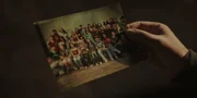 Der erwachsene Peppi (Johannes Kienast, r.) betrachtet sein altes Klassenfoto.