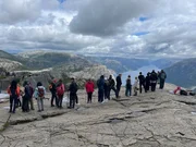 Schlange stehen fürs Erinnerungsfoto: Viele Ausflugsziele in Norwegen sind inzwischen überlaufen.