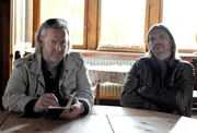"Soko Donau", "Mord aus dem Jenseits." Oberst Dirnberger wird von einer alten Bekannten zu einer Séance eingeladen. Doch statt einen früheren Todesfall dabei zu klären, passiert in dem Haus ein weiterer. Sowohl Mord als auch Selbstmord scheinen auf den ersten Blick unmöglich. Das Opfer wird in einem von innen verschlossenen Raum gefunden. Die SOKO steht vor einem nahezu unlösbaren Rätsel. Im Bild (v.li.): Gregor Seberg (Helmuth Nowak), Stefan Jürgens (Carl Ribarski).