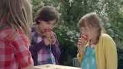 Agnes (Synne Asplund) und ihre Freundin Lilly (Kaja Noor Baklund) sind begeistert. Agnes (Synne Asplund) und ihre Freundin Lilly (Kaja Noor Baklund) sind begeistert.