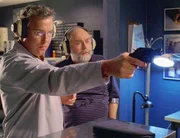 Grissom (William Petersen, l.) und Doc Robbins (Robert David Hall) versuchen den Tathergang zu rekonstruieren.