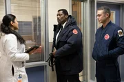 In Sorge um einen Geretteten: Eamonn Walker als Wallace Boden (M.), Taylor Kinney als Kelly Severide (r.)
