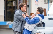 Adrian (Danilo Kamperidis, l.) neigt in seiner Impulsivität dazu, agressiv zu werden, auch gegenüber seinem Freund Pablo (Rojan Juan Barani, r.).