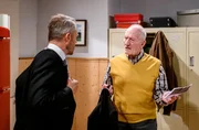 Alfons (Sepp Schauer, r.) entdeckt, dass sich Erik (Sven Waasner, l.) heimlich Alfons Wissen zunutze gemacht hat, um als Portier zu glänzen.