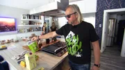 In Miami angekommen, wird erstmal das Frühstück zubereitet. Da dürfen Pancakes nicht fehlen! Leider hat niemand Internetempfang um online nach einem Rezept zu suchen...