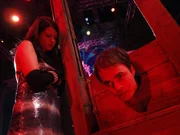 Valentina Sauca (Almeé Opitz) und Nikolai Kinski (Sebastian Opitz) sind zu sehen.