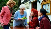 Flucht vor der Kurkost: Caroline (Ulrike Kriener, li.), Estelle (Nina Hoger, 2.v.r.) und Judith (Jule Ronstedt, re.) genehmigen sich in der Gastwirtschaft von Roberta (Ingrid Stein) ein z&uuml;nftiges Essen.