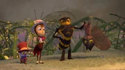 Horatio Hornisse hat Incognito erwischt, wie er einen Zahn im Wespenpalast hat mitgehen lassen. Gregor Grille und Klaus, die Laus, sehen den Zahn aus Incognitos Taschen fallen.