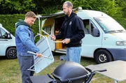 Leo Reisinger und Pascal Hens verzweifeln beim Aufbau der Campingtische.