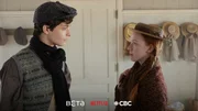 Ann Shirley-Cuthbert (Amybeth McNulty) und Gilbert Blythe (Lucas Zumann)