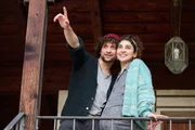 Benita Schickler (Hannah Gharib) und Muck Stadler (Musa Gülhan) freuen sich auf ein Leben als Kleinfamilie in Himmelsruh.