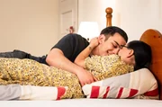 Lien (Nui Nguyen) und Leon (Joel Akgün) nehmen sich während des Brunner-Familienessens eine Auszeit im Fremdenzimmer. Weiteres Bildmaterial finden Sie unter www.br-foto.de.