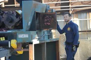 Als in einer Recyclinganlage menschliche Überreste gefunden werden, haben Hodgins (TJ Thyne) und seine Kollegen die schwierige Aufgabe, die Identität des Opfers zu ermitteln.  +++