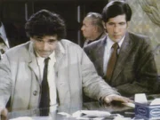 Sergeant Miller (Jon Miller, re.) untersucht zusammen mit Lt. Columbo (Peter Falk) den Mord an zwei Männern.