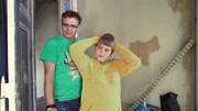 Da Holger seinen Sohn Martin nur unregelmäßig sieht, will er ihn in die Sanierung seiner geerbten Wohnung mit einbeziehen. Während der Ferien, so Holgers Plan, werden er und Martin eine Wohnung im Schnäppchenhaus wieder auf Vordermann bringen. Jetzt muss der Vater seinen Sohn nur noch davon überzeugen, dass es total cool ist, seine Ferien mit echter Handwerker-Arbeit zu verbringen.