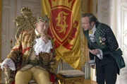 Der immer etwas konfuse König Ernst (Axel Milberg, li.) und sein intriganter Berater Klaus (Dirk Martens, re.).