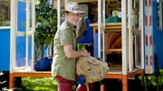 Fritz (Guido Hammesfahr) packt seinen Rucksack für ein Campingwochenende mit Keks - doch es soll anders werden als erwartet.