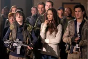 Der Kampf gegen die Aliens geht weiter: Hal (Drew Roy, r.), Anne (Moon Bloodgood, M.) und Jimmy (Dylan Authors, l.) ...