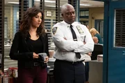 Rosa Diaz (Stephanie Beatriz, l.); Captain Ray Holt (André Braugher, r.)